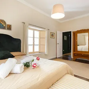 https://suite-cathedral-surthy-apartments.hotelsincadiz.net